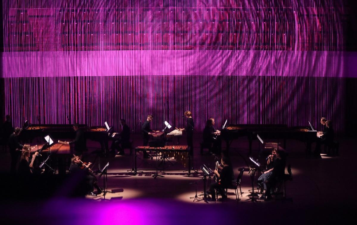 8 июня в Зале Зарядье исполнили культовое сочинение Стива Райха «Музыка для 18 музыкантов»