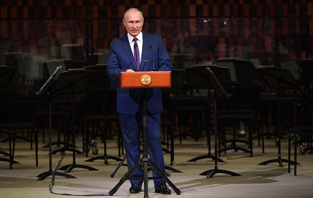 Владимир Путин выступил на сцене Зала Зарядье