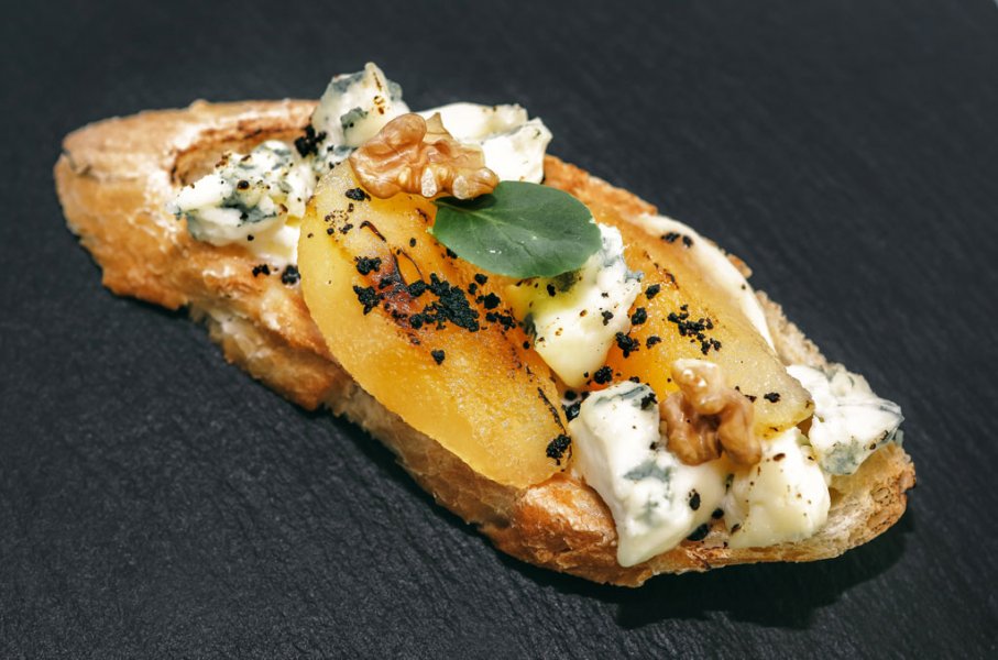 Bruschetta with Dorblu cheese and caramelized pear