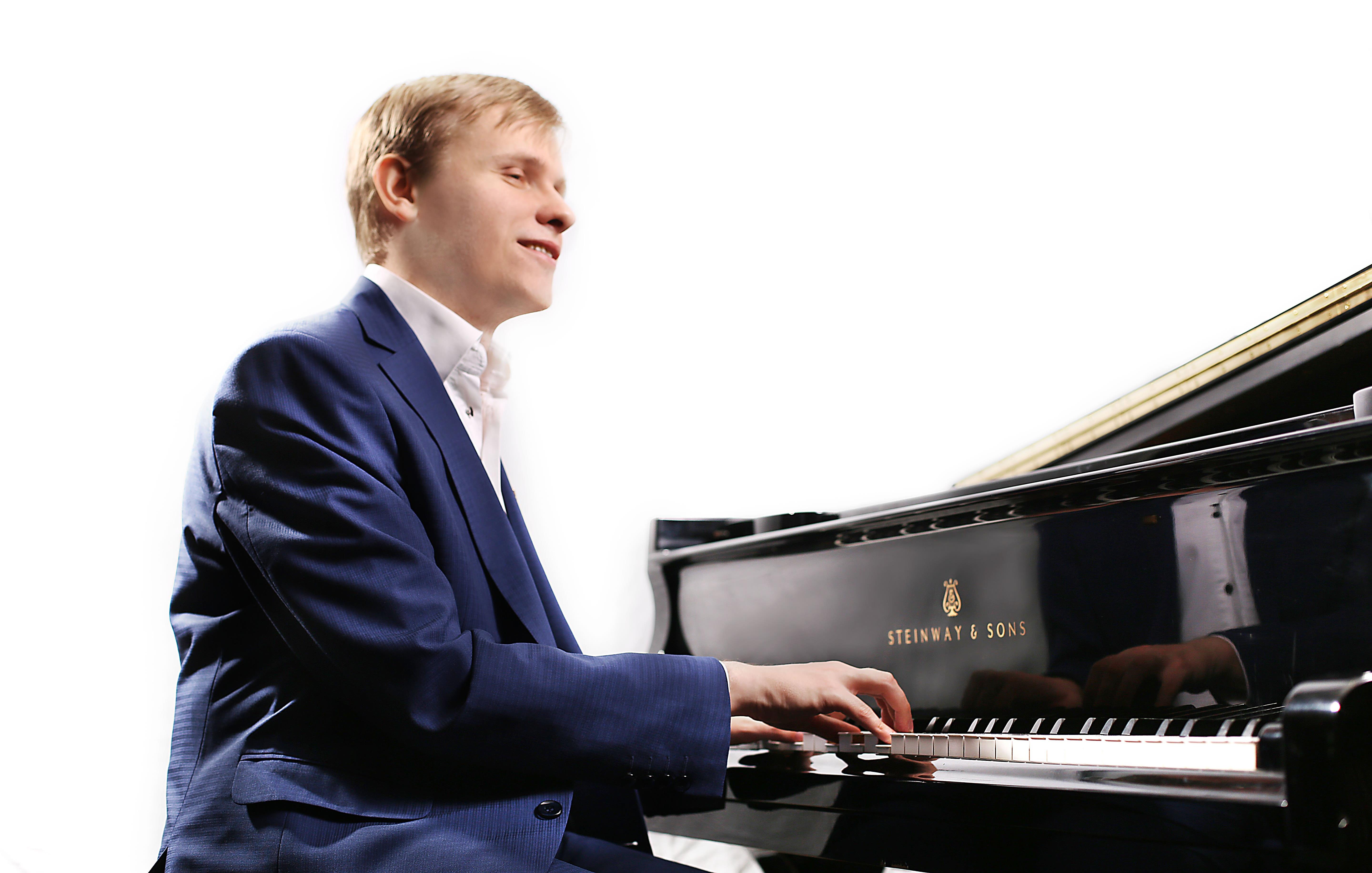 Oleg Akkuratov, piano “In Memory of the Victory”
