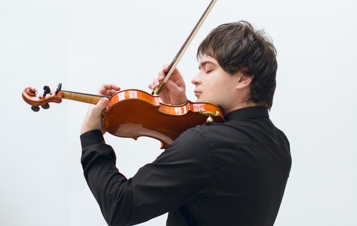 Russian National Orchestra, Ivan Pochekin, violin. Conductor – Valentin Uryupin